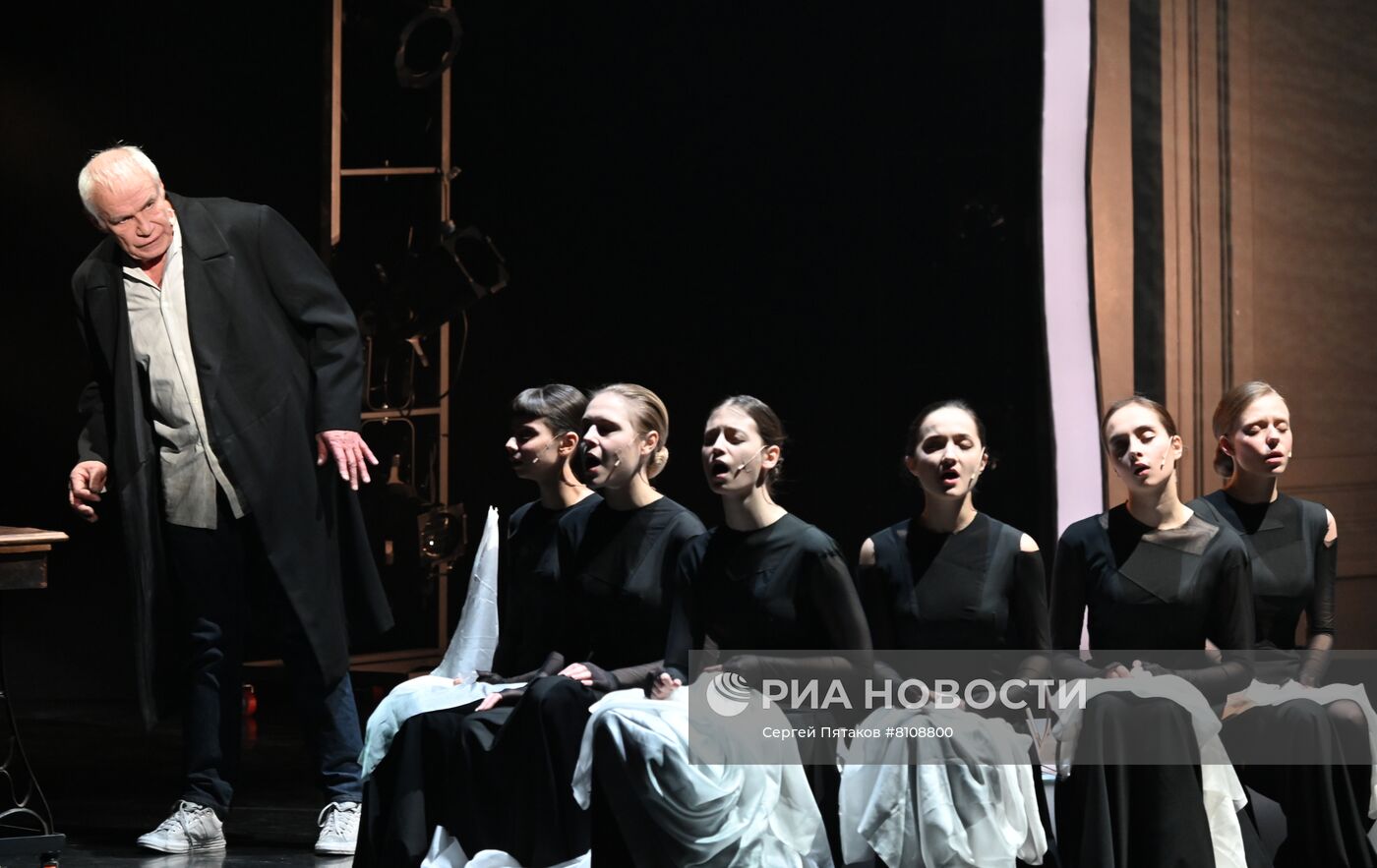 Спектакль "Кроткая" в рамках Зимнего международного фестиваля искусств 