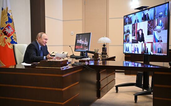 Президент РФ В. Путин принял участие в совещании судей судов общей юрисдикции и арбитражных судов