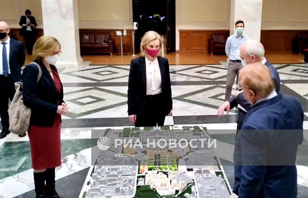Глава МИД Британии Э. Трасс посетила Фундаментальную библиотеку МГУ