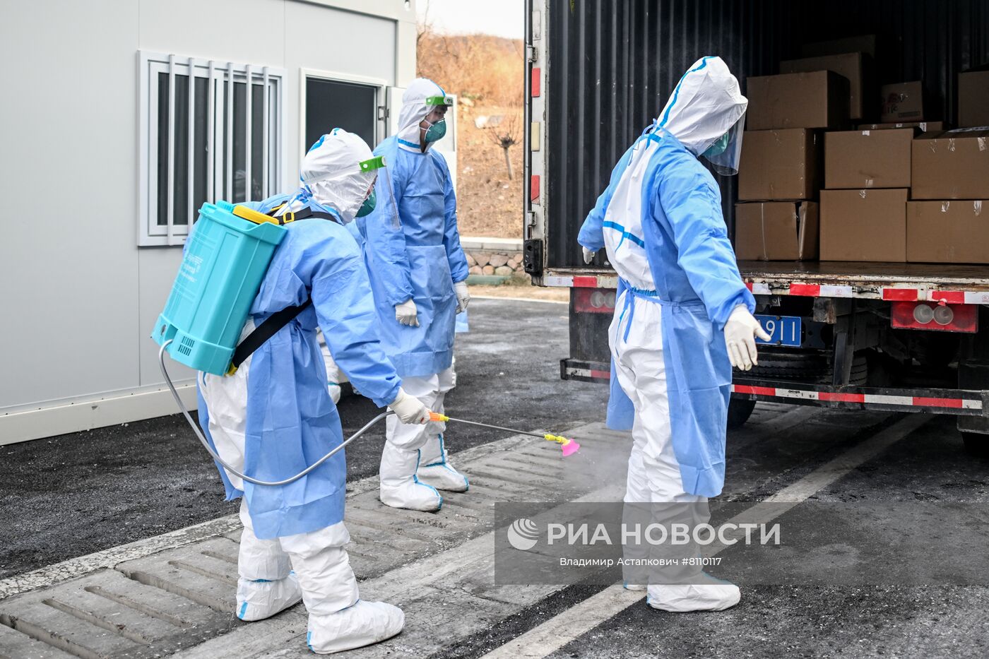 Сотрудники службы дезинфекции производят обработку грузов на въезде не территорию Национального санно-бобслейного центра в Яньцине. Место: Китай, Яньцин. Автор: Владимир Астапкович/РИА Новости. Пекин во время Олимпиады-2022