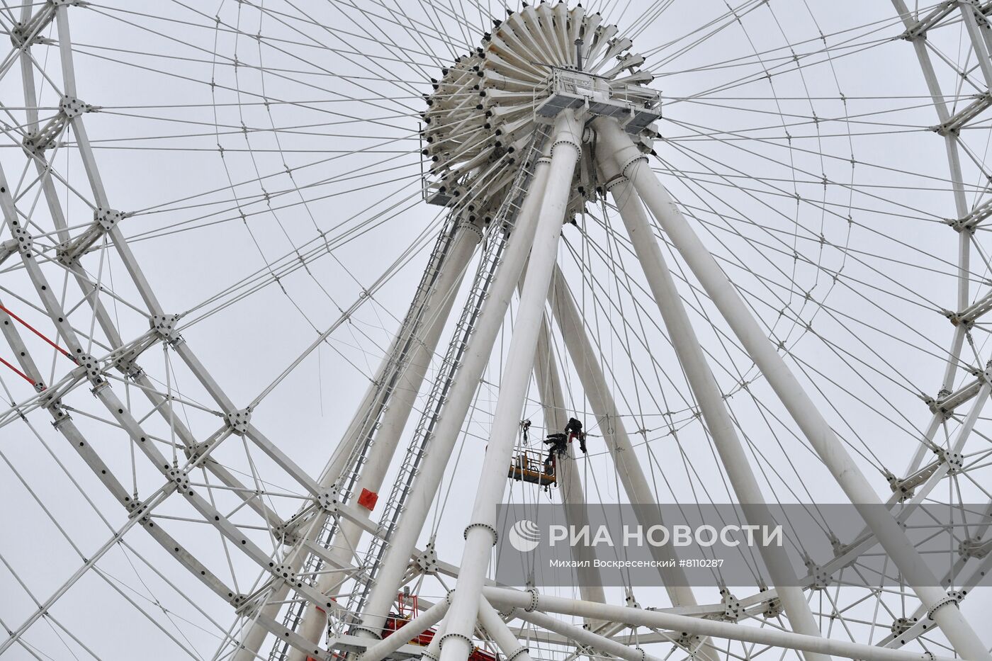 Строительство колеса обозрения "Солнце Москвы"