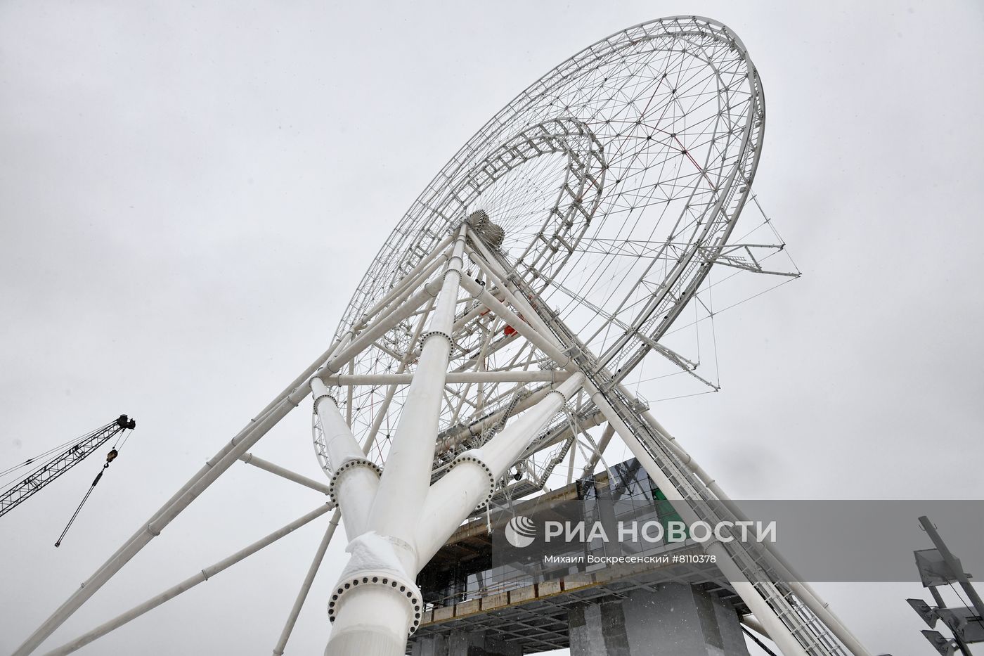 Строительство колеса обозрения "Солнце Москвы"