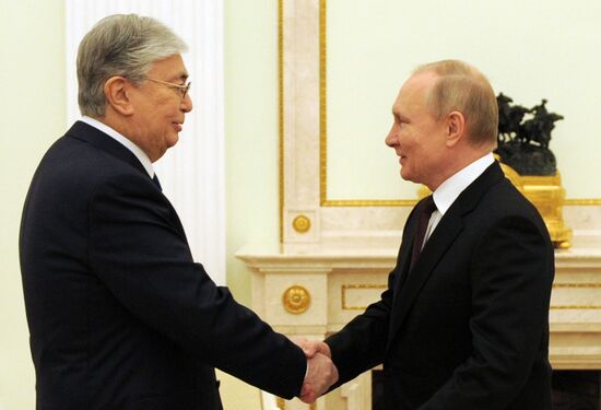 Президент РФ В. Путин провел переговоры с президентом Казахстана К.-Ж. Токаевым