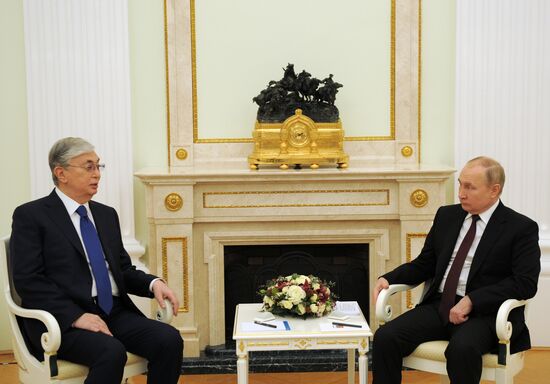 Президент РФ В. Путин провел переговоры с президентом Казахстана К.-Ж. Токаевым