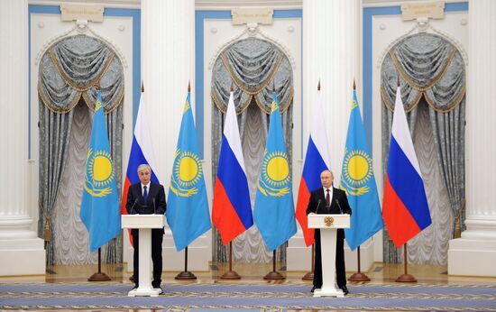 Президент РФ В. Путин провел переговоры с президентом Казахстана К.-Ж. Токаевым