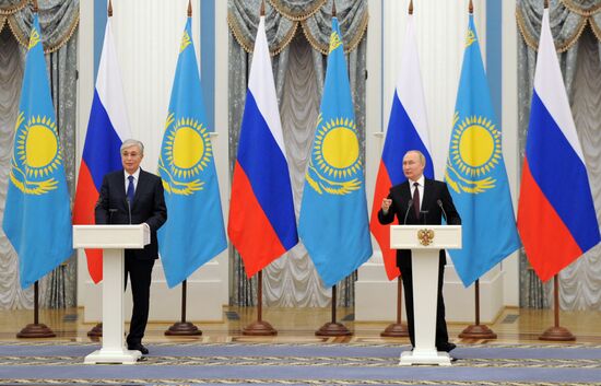 Президент РФ В. Путин провел переговоры с президентом Казахстана К.-Ж. Токаевым