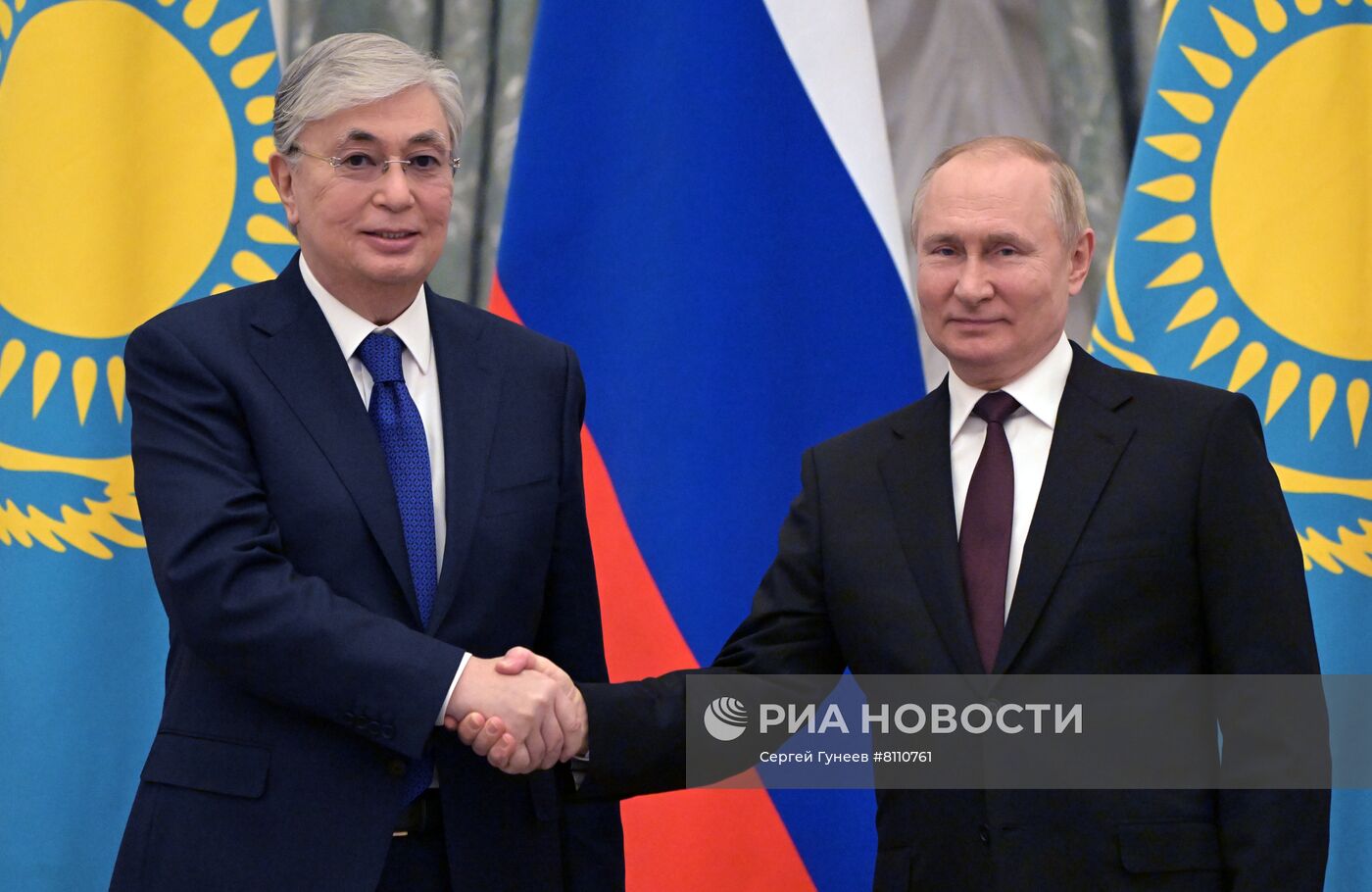 Президент РФ В. Путин провел переговоры с президентом Казахстана К.-Ж. Токаевым