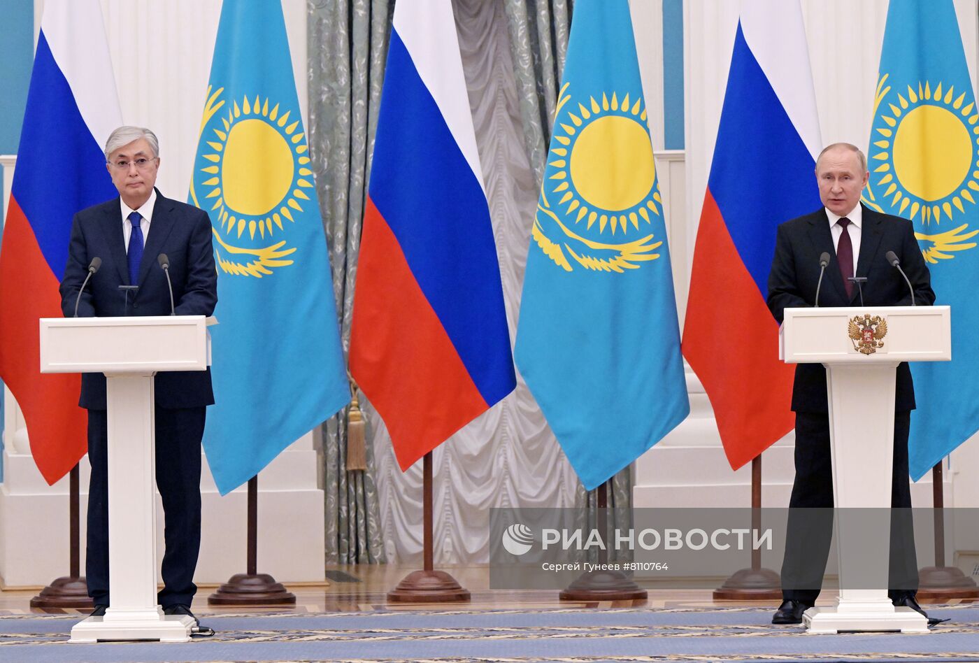 Президент РФ В. Путин провел переговоры с президентом Казахстана К.-Ж. Токаевым