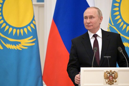 Президент РФ В. Путин провел переговоры с президентом Казахстана К.-Ж. Токаевым