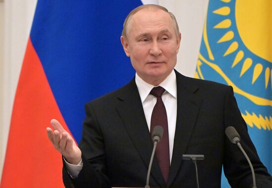 Президент РФ В. Путин провел переговоры с президентом Казахстана К.-Ж. Токаевым