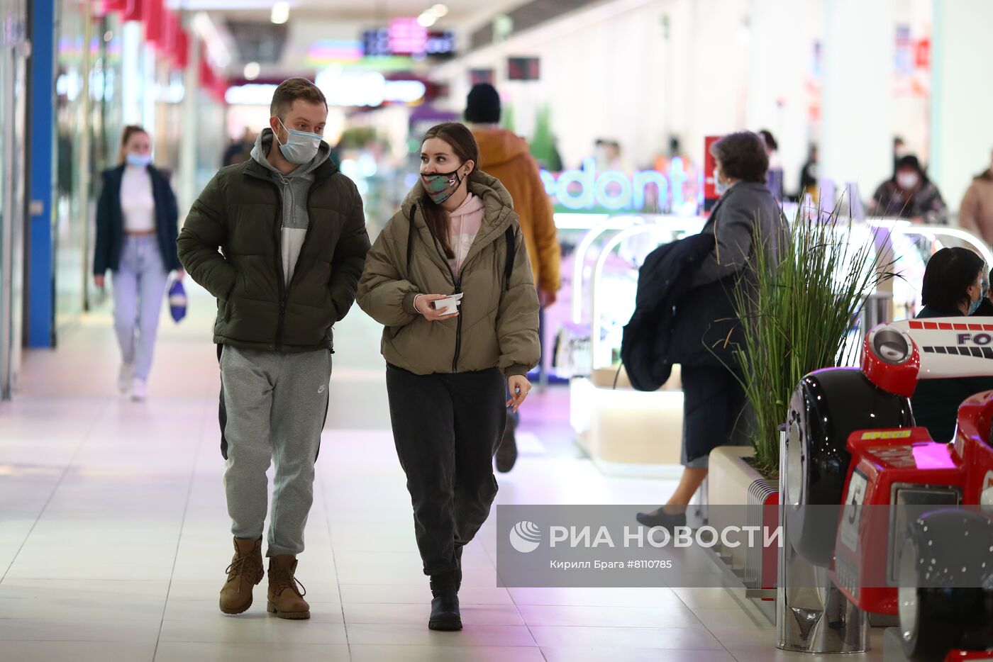 Соблюдение мер против COVID-19 в торговом центре "Акварель" в Волгограде