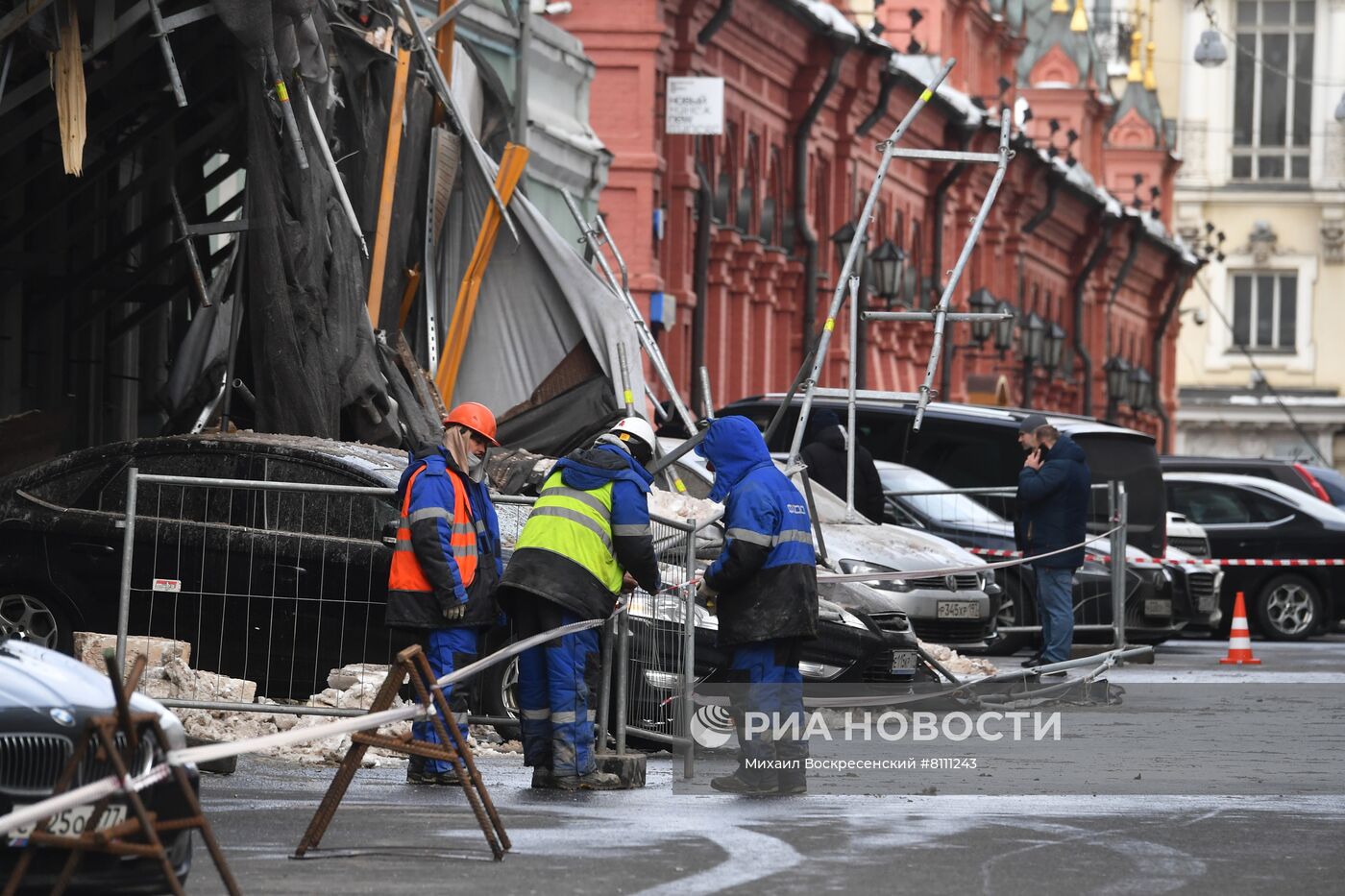 Строительные леса обрушились в Георгиевском переулке