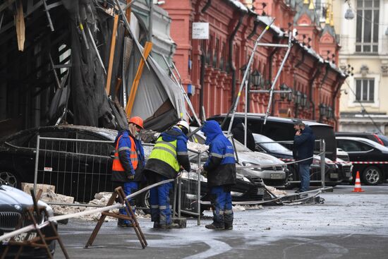 Строительные леса обрушились в Георгиевском переулке