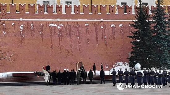 Министр обороны Британии возложил венок к Могиле Неизвестного Солдата