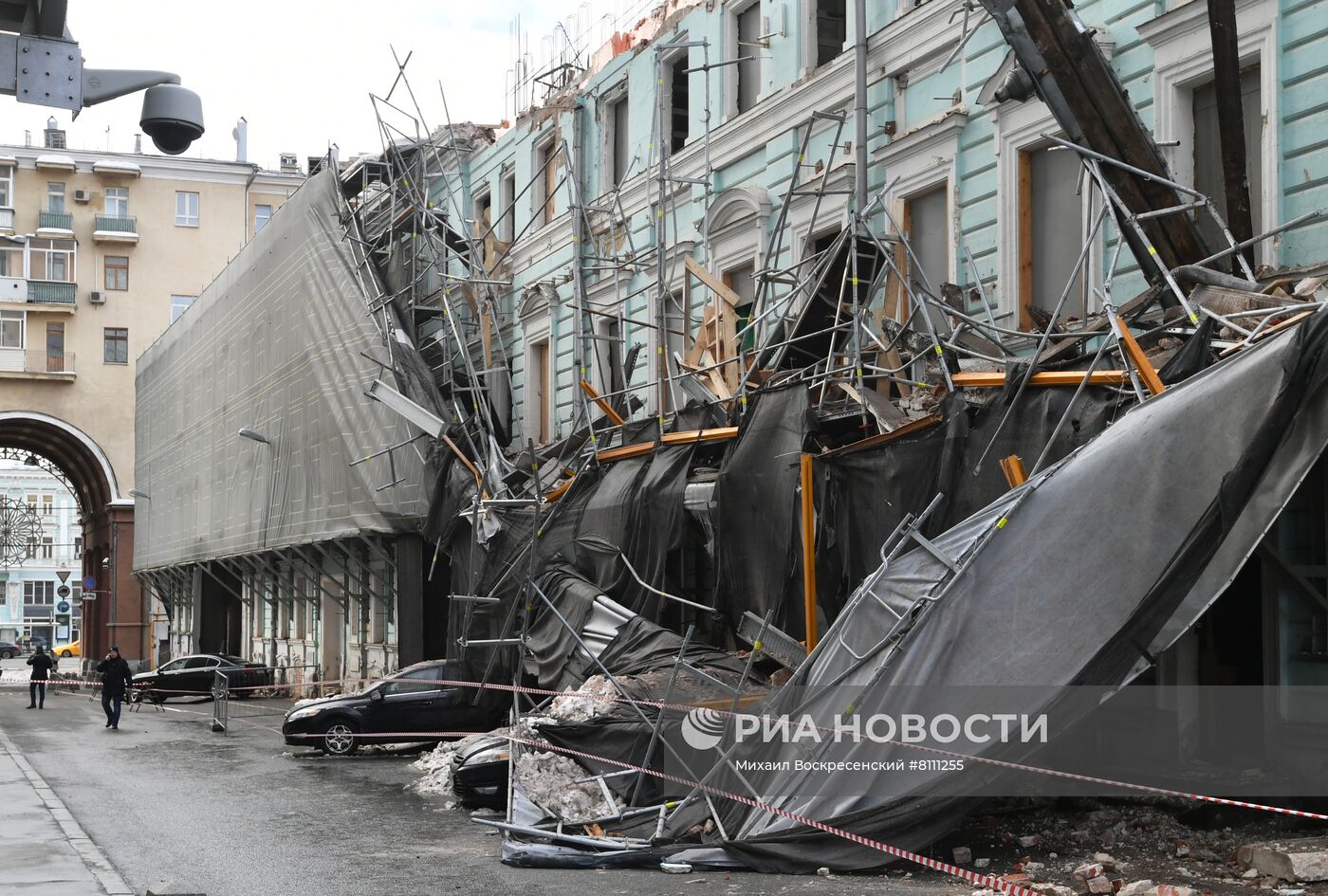 Строительные леса обрушились в Георгиевском переулке