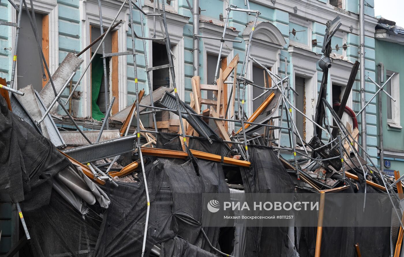 Строительные леса обрушились в Георгиевском переулке