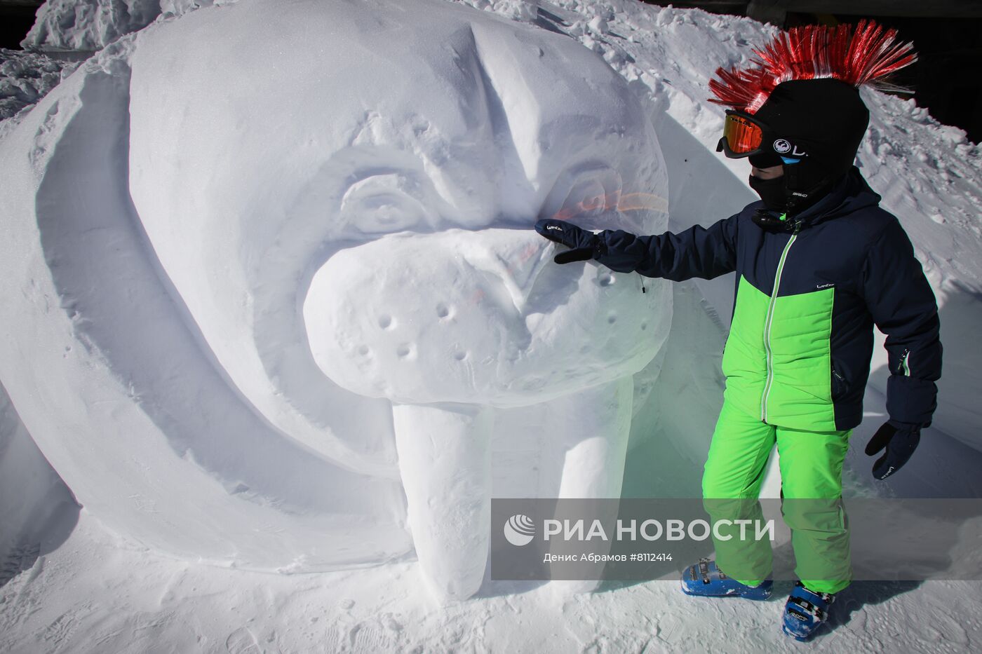 Открытие выставки гигантских снежных скульптур на Эльбрусе