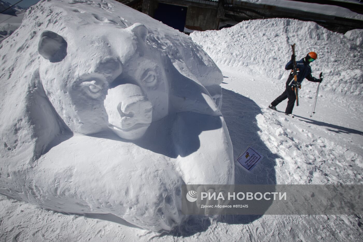 Открытие выставки гигантских снежных скульптур на Эльбрусе