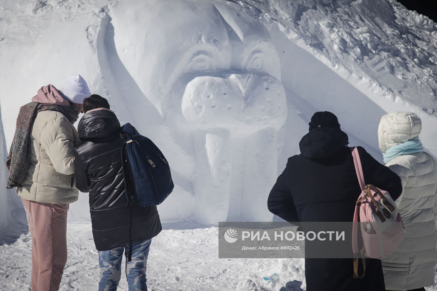 Открытие выставки гигантских снежных скульптур на Эльбрусе