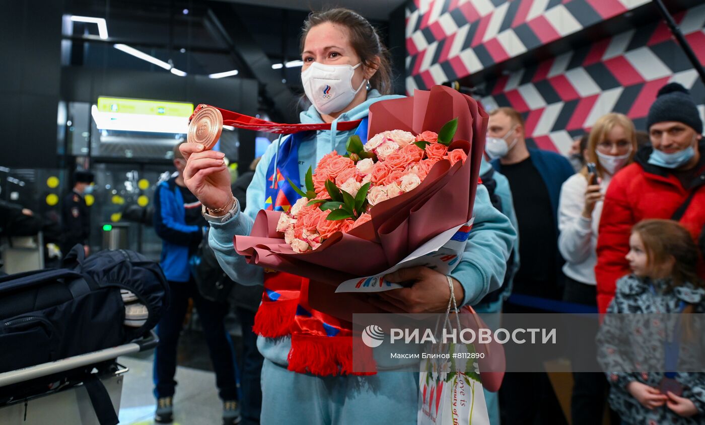 Первый рейс с российскими спортсменами, которые завоевали медали на Олимпийских играх в Пекине, прибыл в Москву