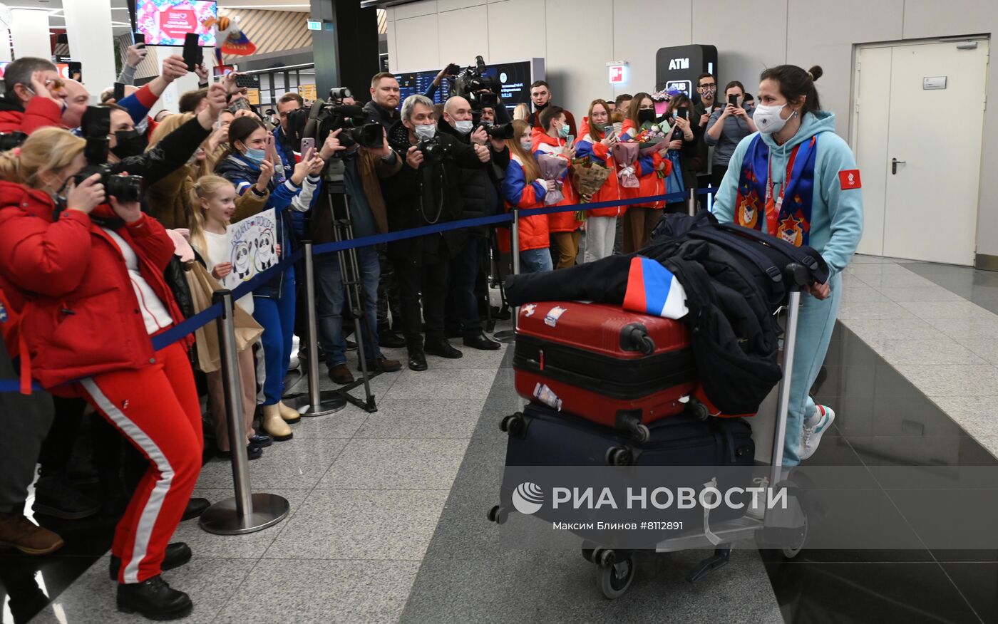 Первый рейс с российскими спортсменами, которые завоевали медали на Олимпийских играх в Пекине, прибыл в Москву