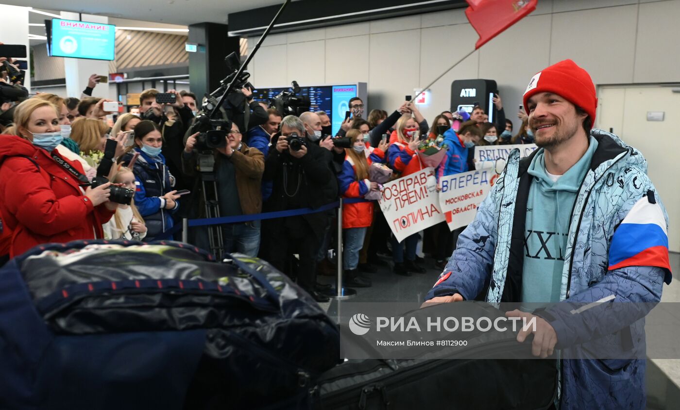 Первый рейс с российскими спортсменами, которые завоевали медали на Олимпийских играх в Пекине, прибыл в Москву