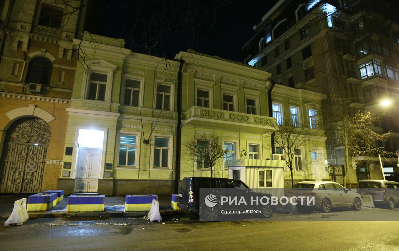 С посольства Великобритании в Киеве сняли флаги