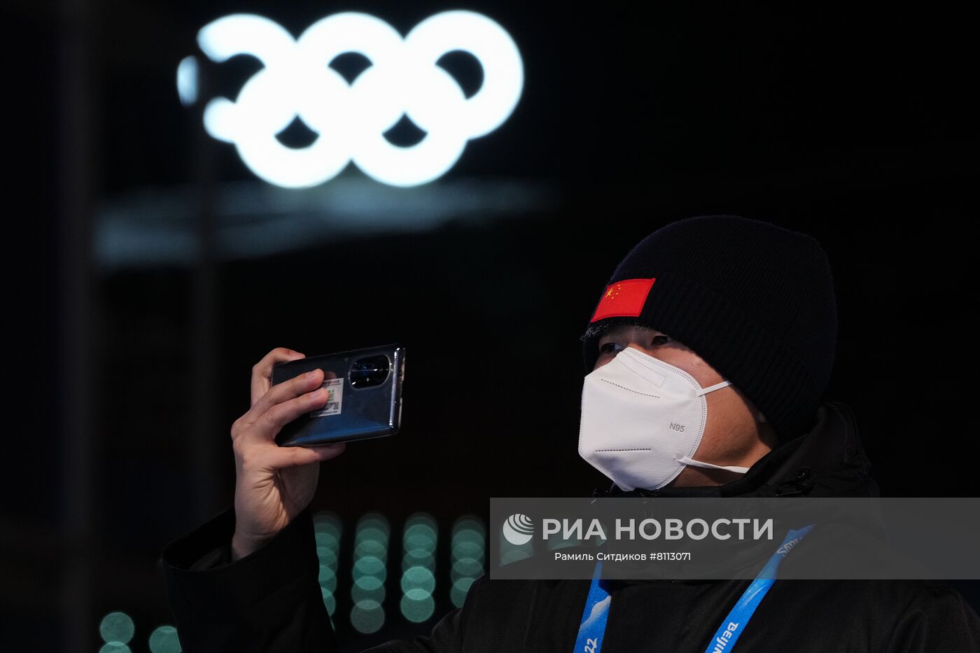 Мужчина во время церемонии награждения на XXIV зимних Олимпийских играх 2022. Место: Китай, Чжанцзякоу. Автор: Рамиль Ситдиков/РИА Новости. Пекин во время Олимпиады-2022