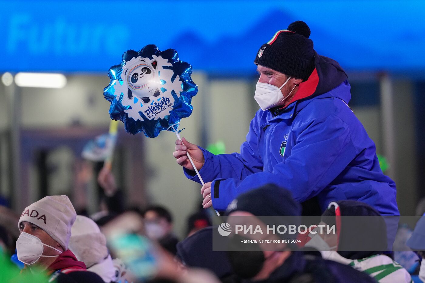 Мужчина во время церемонии награждения на XXIV зимних Олимпийских играх 2022. Место: Китай, Чжанцзякоу. Автор: Рамиль Ситдиков/РИА Новости. Пекин во время Олимпиады-2022