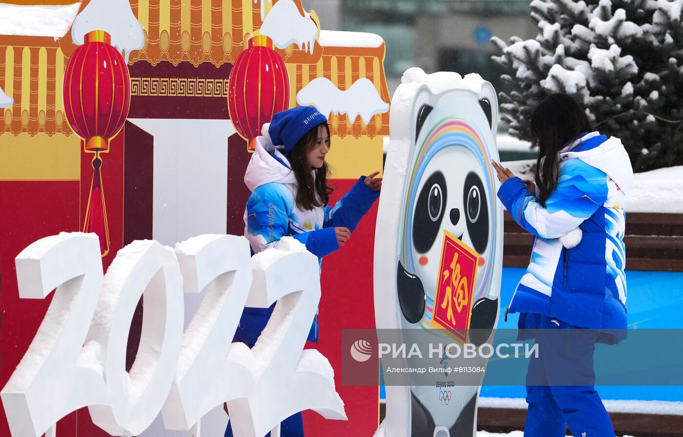 Волонтеры фотографируются возле талисмана зимних Олимпийских игр 2022 панды Бин Дуньдунь возле здания главного пресс-центра XXIV Олимпийских игр в Пекине. Место: Китай, Пекин. Автор: Александр Вильф/РИА Новости. Снегопад в олимпийском Пекине