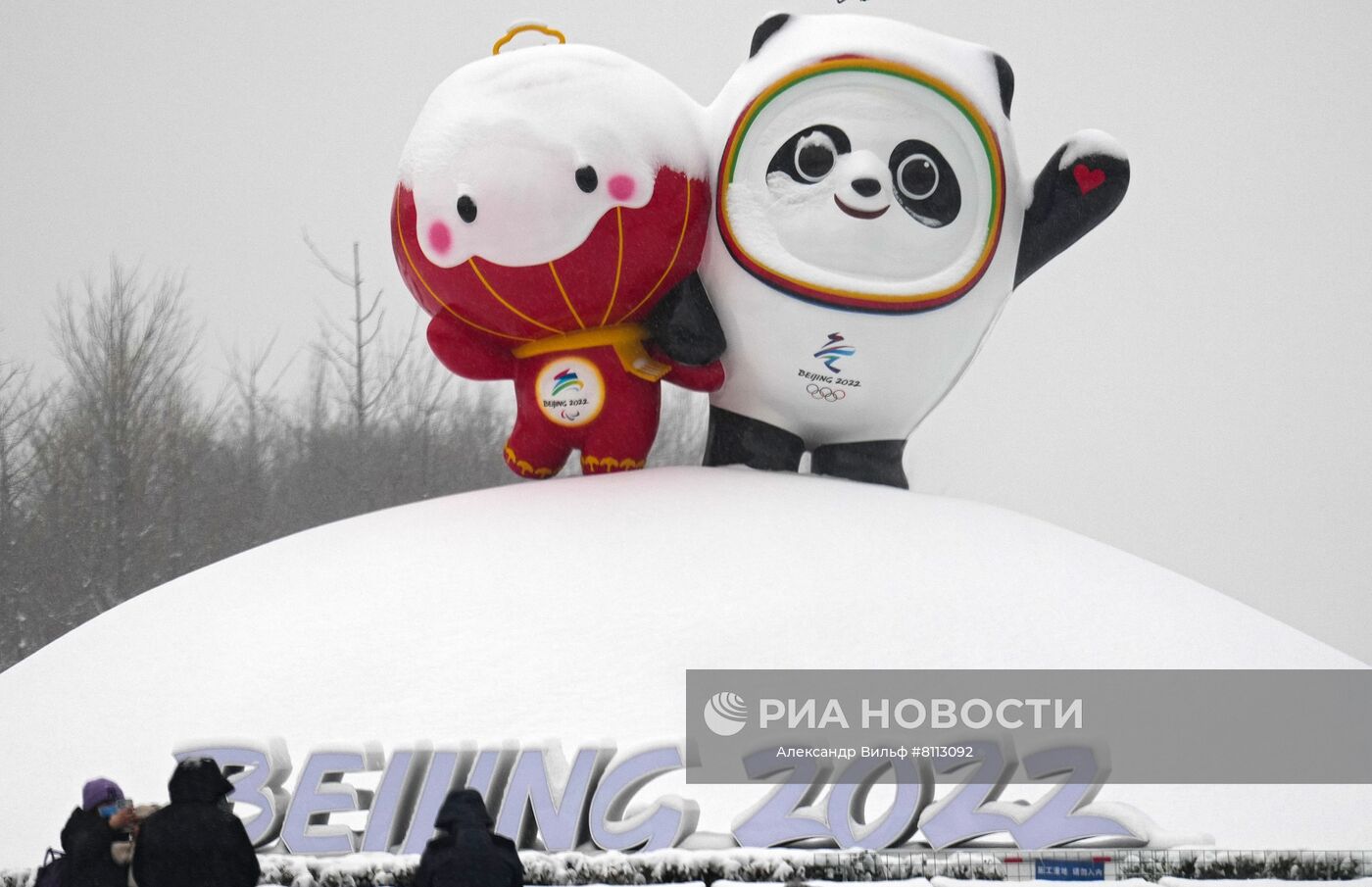 Официальный талисман зимних Олимпийских игр 2022 панда Бин Дуньдунь (справа) и символ Паралимпиады 2022 фонарик Сюэ Жунжун в Пекине. Место: Китай, Пекин. Автор: Александр Вильф/РИА Новости. Снегопад в олимпийском Пекине