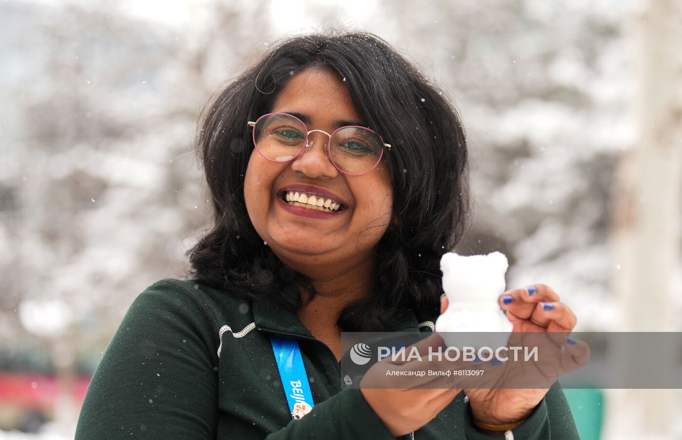 Женщина держит в руках фигурку из снега возле здания главного пресс-центра XXIV Олимпийских игр в Пекине. Место: Китай, Пекин. Автор: Александр Вильф/РИА Новости. Снегопад в олимпийском Пекине
