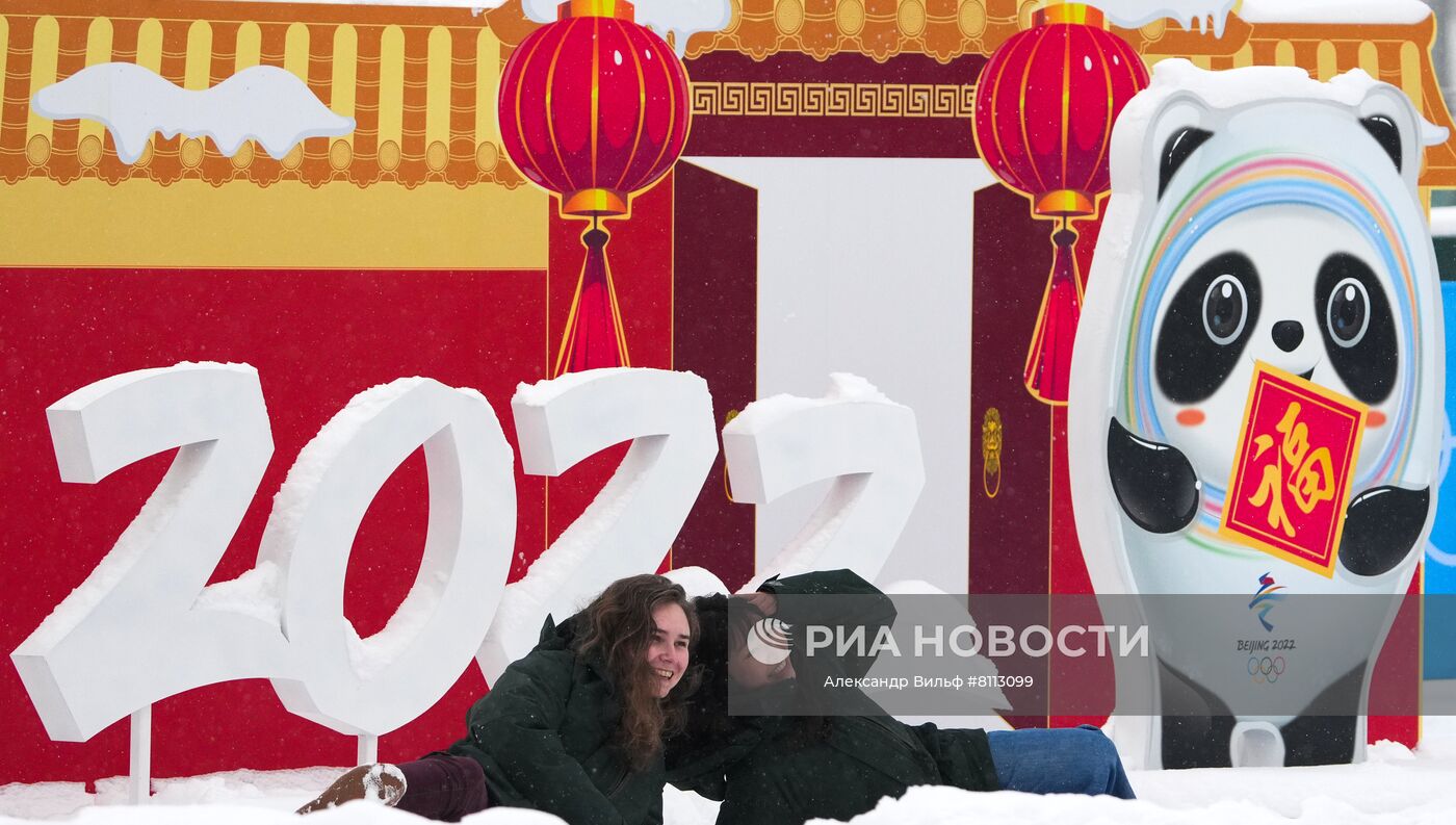 Девушки фотографируются возле талисмана зимних Олимпийских игр 2022 панды Бин Дуньдунь возле здания главного пресс-центра XXIV Олимпийских игр в Пекине. Место: Китай, Пекин. Автор: Александр Вильф/РИА Новости. Снегопад в олимпийском Пекине