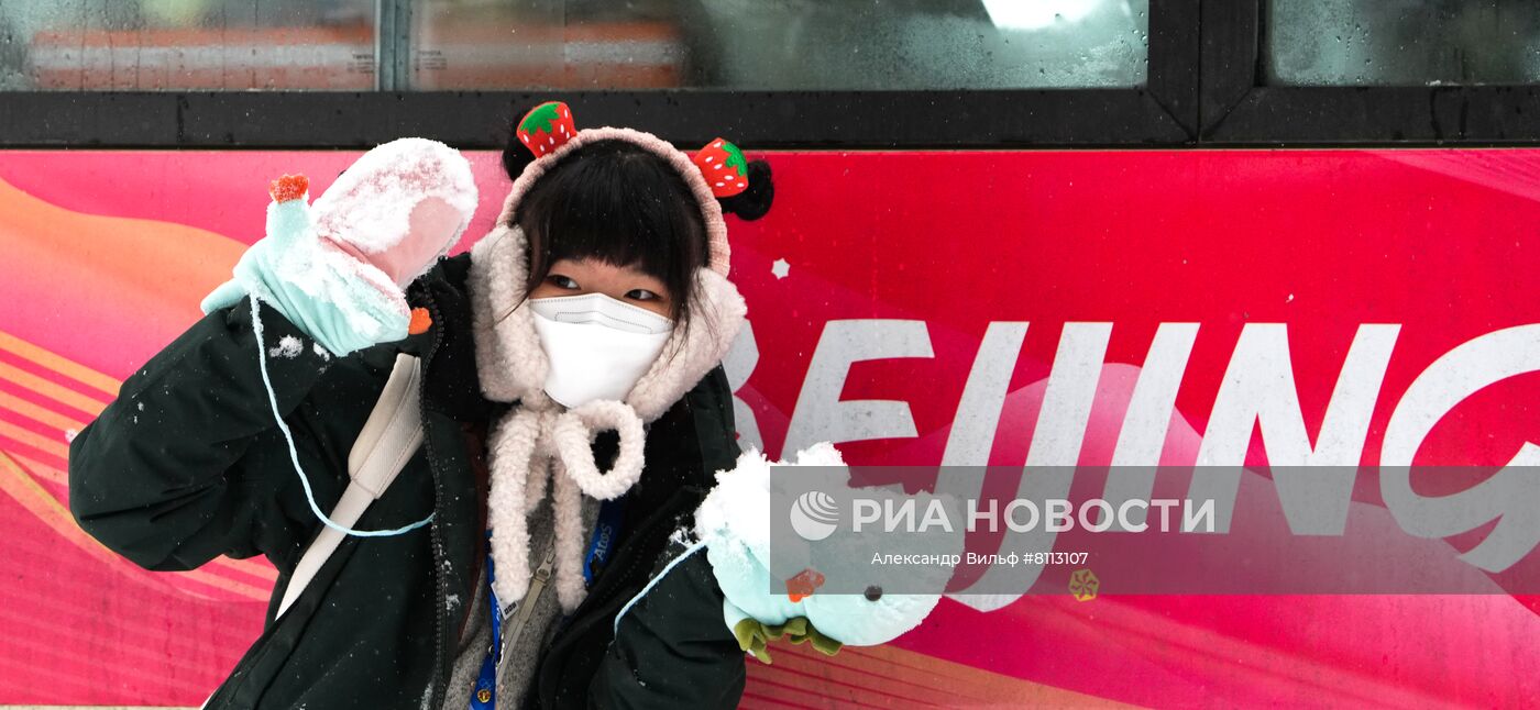 Девушка фотографируется возле главного пресс-центра XXIV Олимпийских игр в Пекине. Место: Китай, Пекин. Автор: Александр Вильф/РИА Новости. Снегопад в олимпийском Пекине