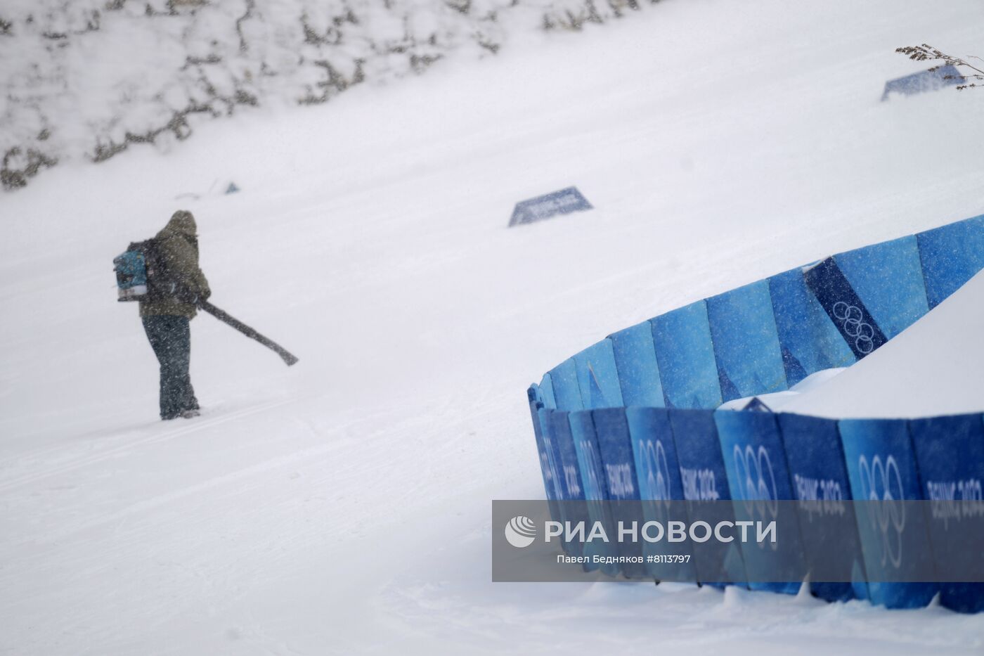 Сотрудник коммунальной службы убирает снег возле финиша лыжной трассы в Чжанцзякоу. Место: Китай, Чжанцзякоу. Автор: Павел Бедняков/РИА Новости. Снегопад в олимпийском Пекине