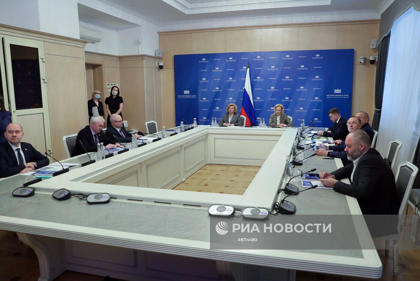 Уполномоченный по правам человека в РФ Татьяна Москалькова и председатель комитета по развитию гражданского общества, вопросам общественных и религиозных объединений Ольга Тимофеева (слева направо на дальнем плане) во время парламентских слушаний в Государственной думе РФ по теме: "Совершенствование законодательства в сфере защиты прав и свобод человека и гражданина. Становление и развитие института Уполномоченного по правам человека в РФ". Изображение является раздаточным материалом, предоставлено третьей стороной. Только редакционное использование. Запрет на архивирование, коммерческое использование, рекламную кампанию. Место: Россия, Москва. Парламентские слушания в Госдуме РФ