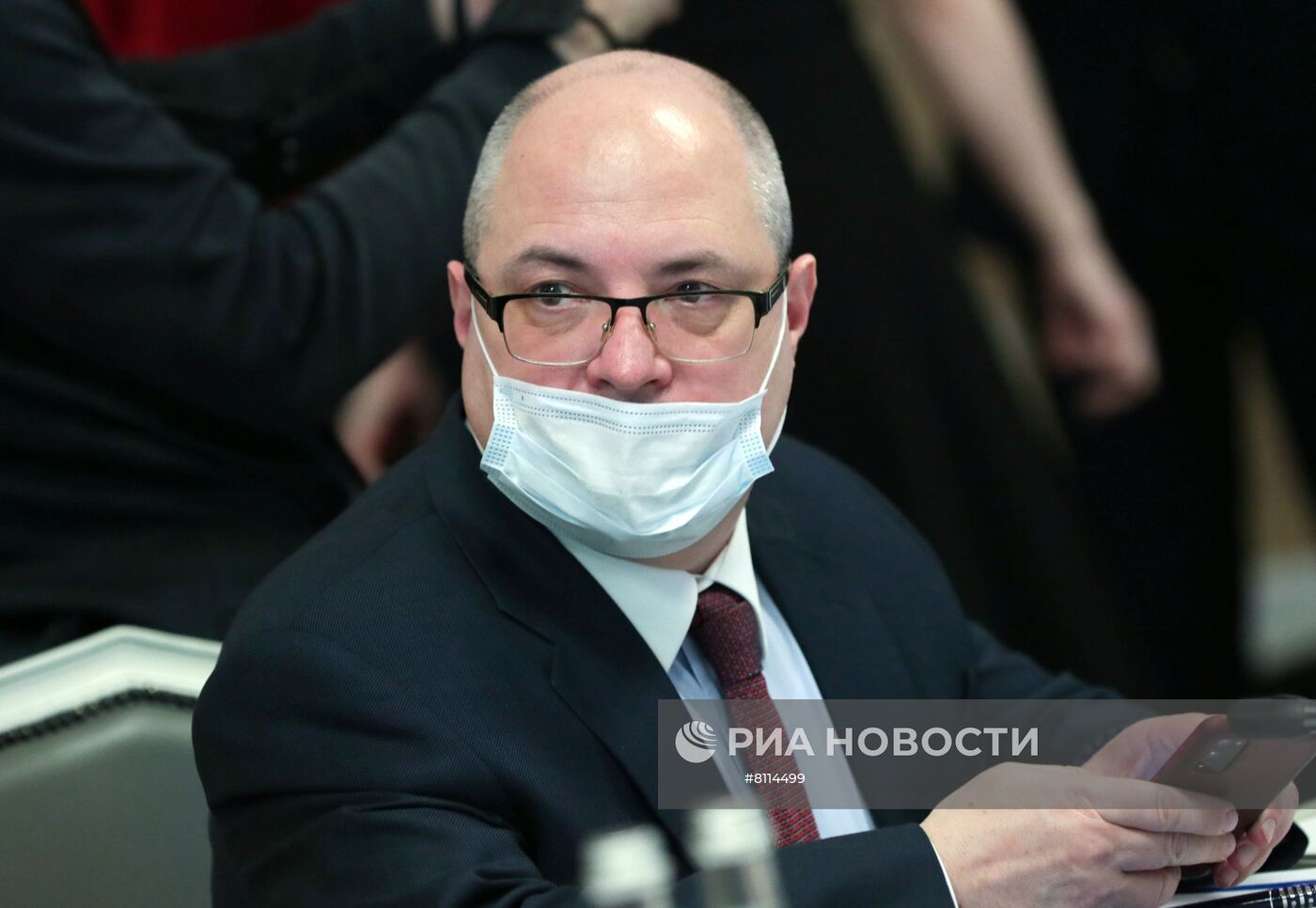 Председатель комитета по вопросам собственности, земельным и имущественным отношениям Сергей Гаврилов во время парламентских слушаний в Государственной думе РФ по теме: "Совершенствование законодательства в сфере защиты прав и свобод человека и гражданина. Становление и развитие института Уполномоченного по правам человека в РФ". Изображение является раздаточным материалом, предоставлено третьей стороной. Только редакционное использование. Запрет на архивирование, коммерческое использование, рекламную кампанию. Место: Россия, Москва. Парламентские слушания в Госдуме РФ