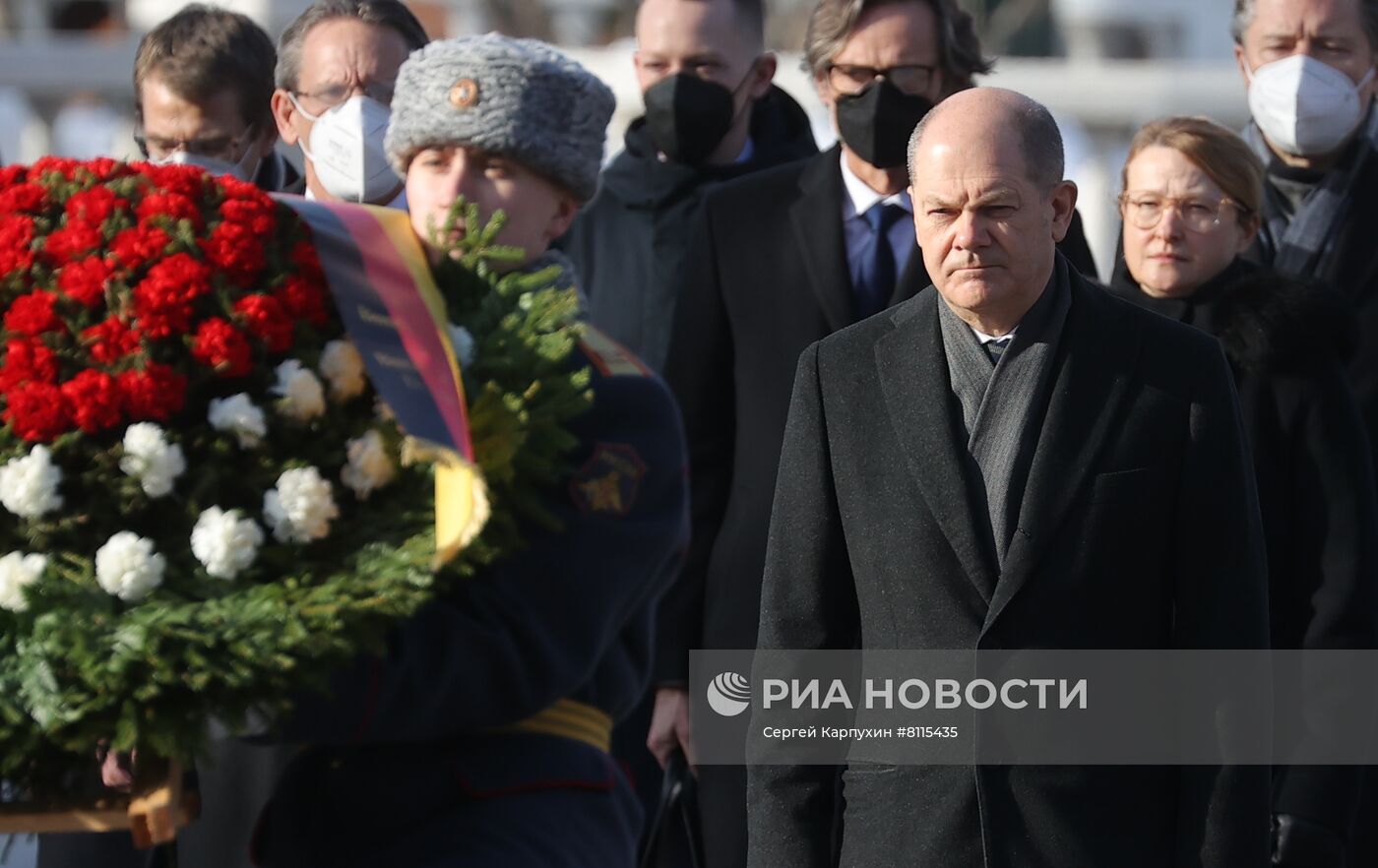 Канцлер ФРГ О. Шольц возложил цветы к Могиле Неизвестного Солдата 