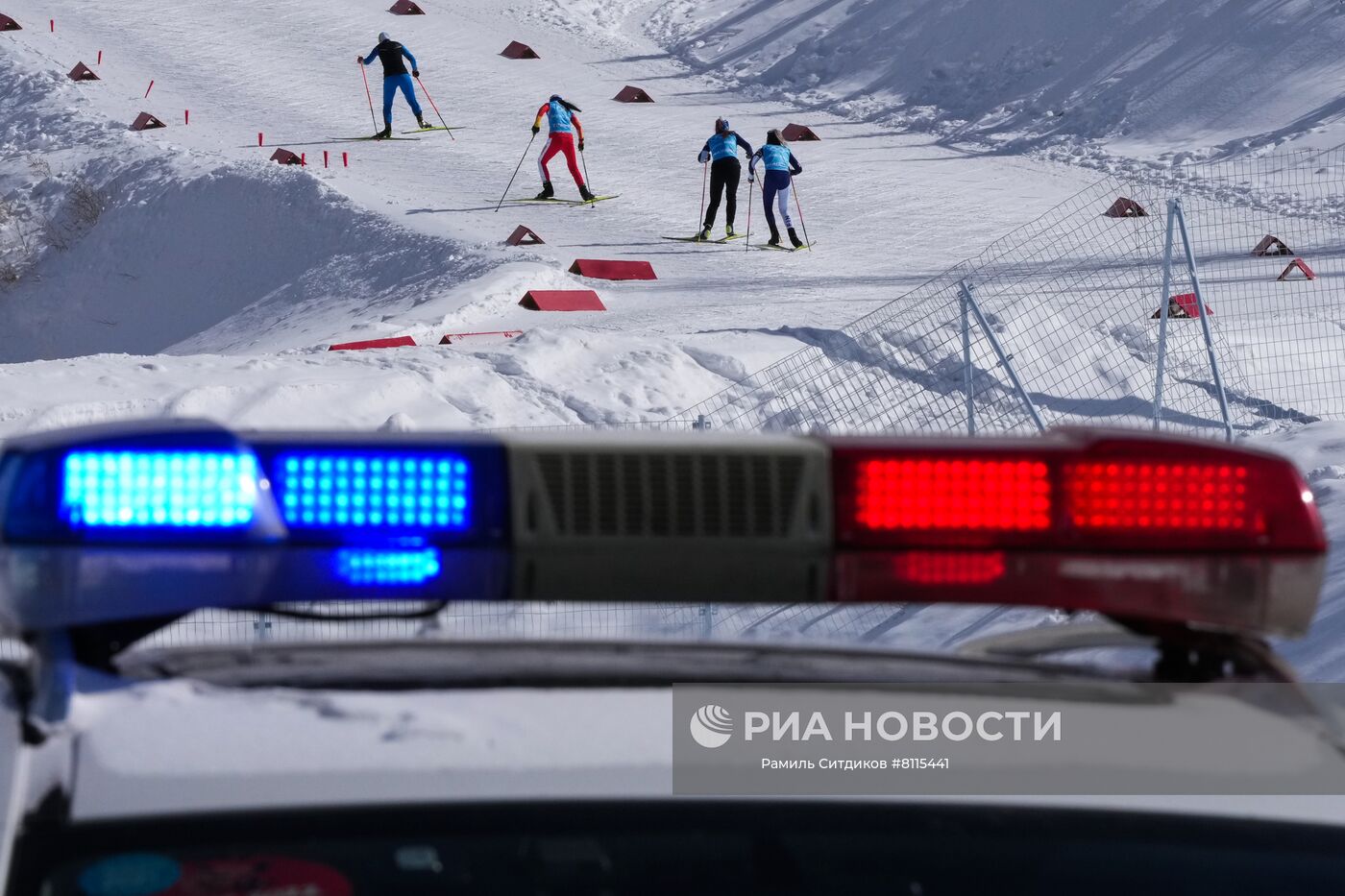 Автомобиль полиции во время тренировки биатлонисток в Чжанцзякоу. Место: Китай, Чжанцзякоу. Автор: Рамиль Ситдиков/РИА Новости. Пекин во время Олимпиады-2022