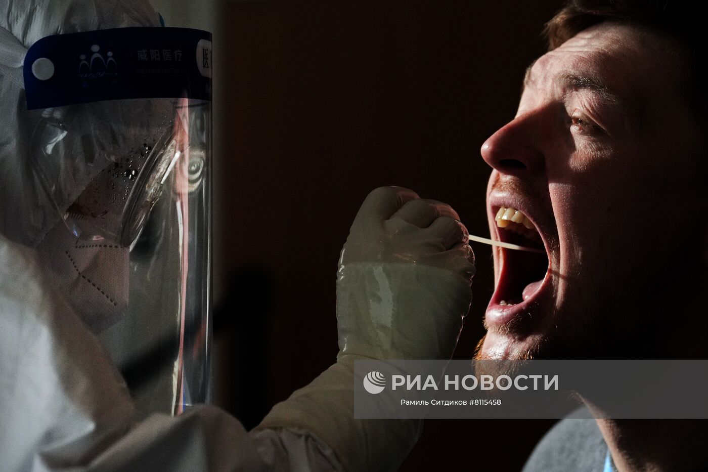 ПЦР-тестирование журналиста в отеле "Element" в Чжанцзякоу. Место: Китай, Чжанцзякоу. Автор: Рамиль Ситдиков/РИА Новости. Пекин во время Олимпиады-2022