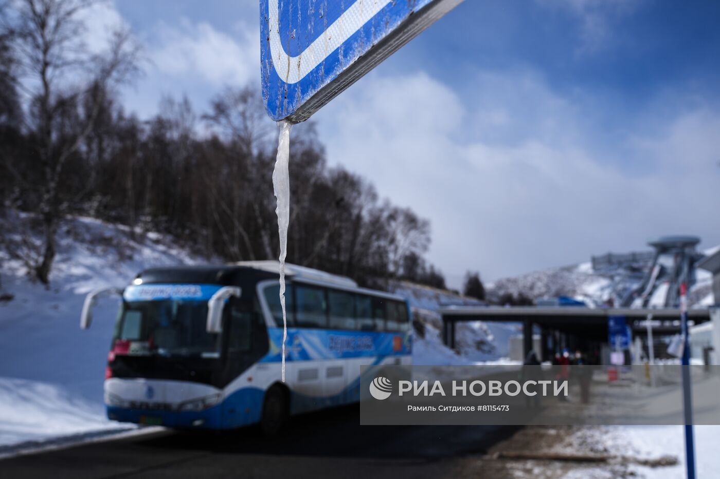 Автобус на одной из улиц в Чжанцзякоу. Место: Китай, Чжанцзякоу. Автор: Рамиль Ситдиков/РИА Новости. Пекин во время Олимпиады-2022