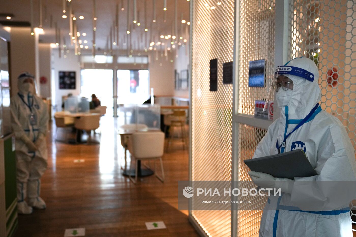 Сотрудники отеля "Element" в Чжанцзякоу в защитных костюмах. Место: Китай, Чжанцзякоу. Автор: Рамиль Ситдиков/РИА Новости. Пекин во время Олимпиады-2022