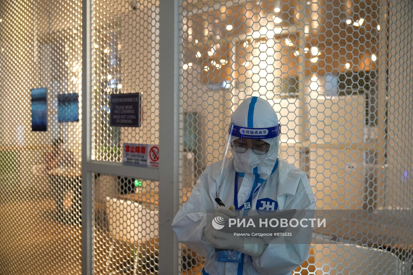 Сотрудник отеля "Element" в Чжанцзякоу, в защитном костюме. Место: Китай, Чжанцзякоу. Автор: Рамиль Ситдиков/РИА Новости. Пекин во время Олимпиады-2022