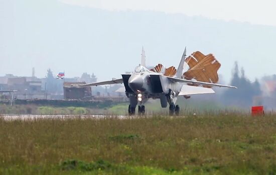 Российские истребители с ракетами "Кинжал" прибыли на учения в Сирию
