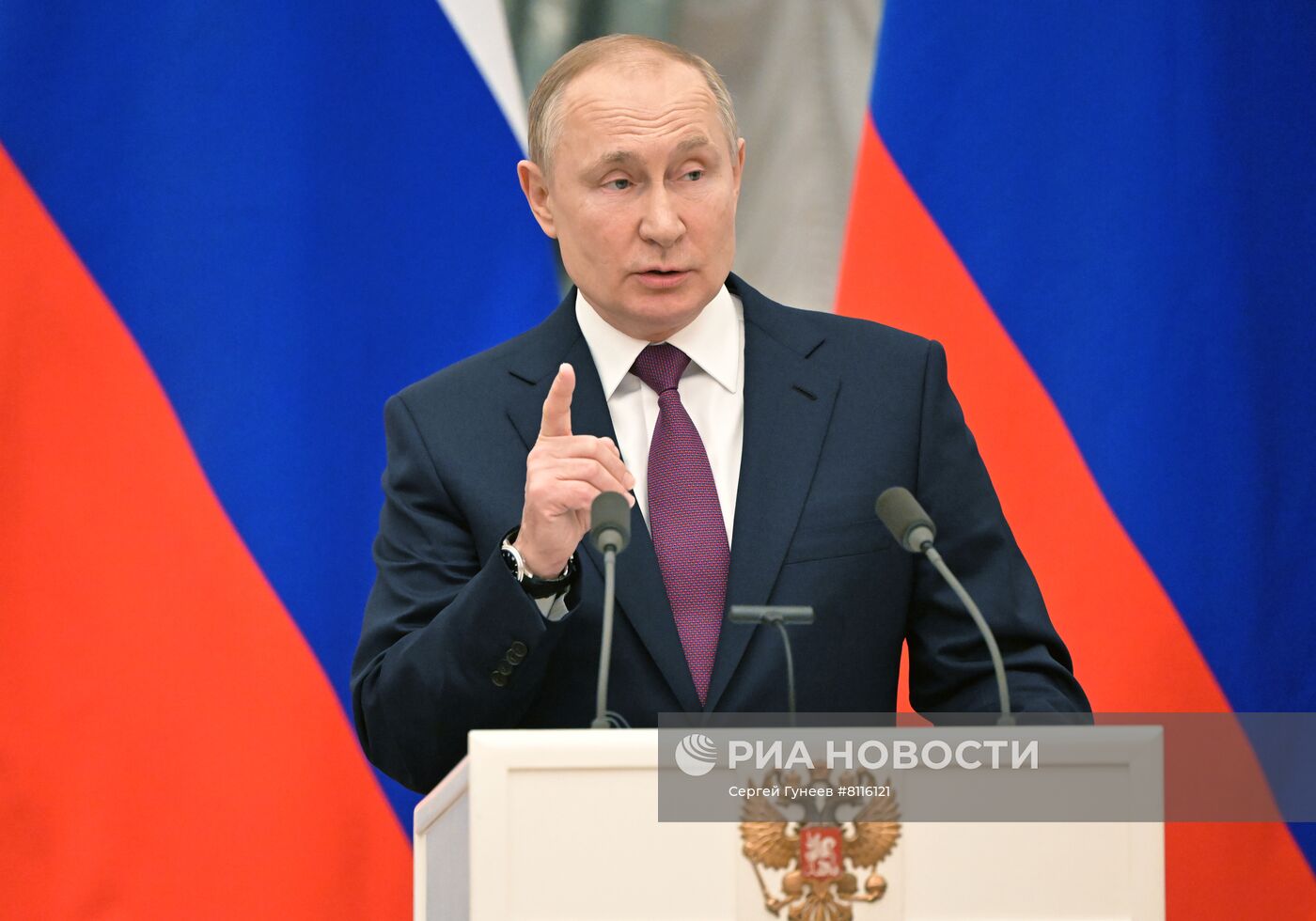 Президент РФ В. Путин встретился с канцлером ФРГ О. Шольцем