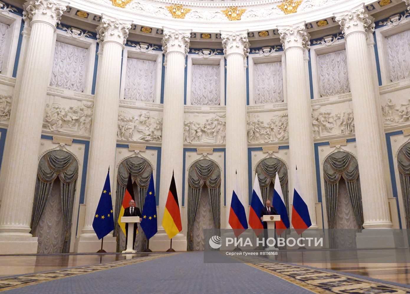 Президент РФ В. Путин встретился с канцлером ФРГ О. Шольцем