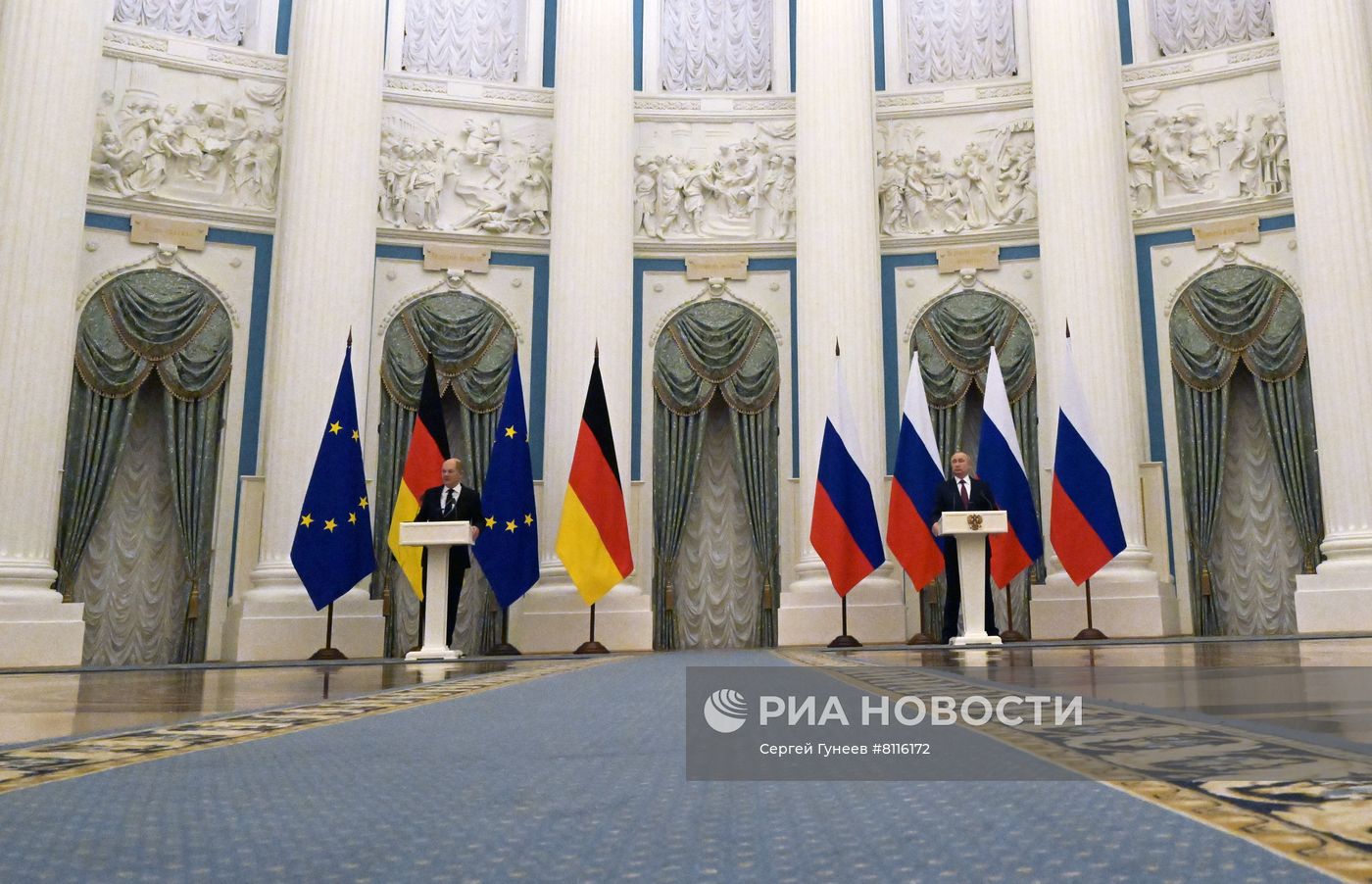 Президент РФ В. Путин встретился с канцлером ФРГ О. Шольцем