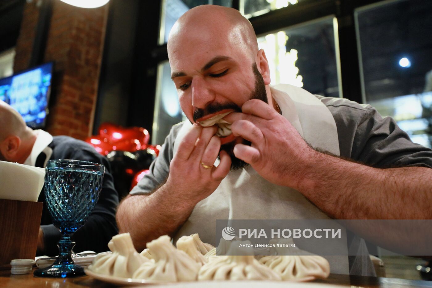 Первый чемпионат по поеданию хинкали в Москве