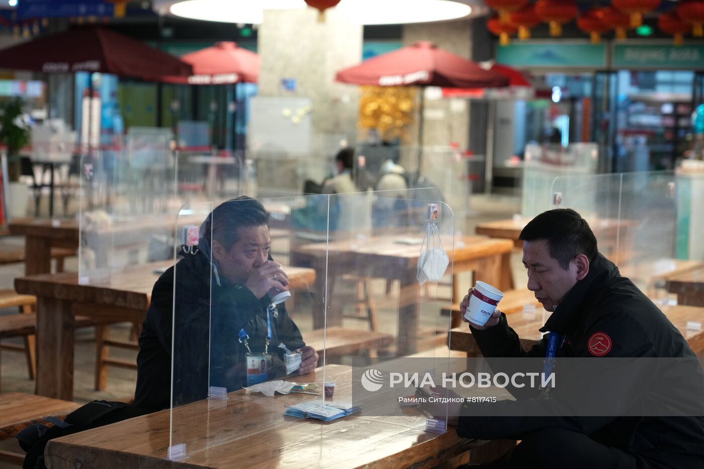 Журналисты пьют кофе в горном пресс-центре Олимпийских игр 2022. Место: Китай, Чжанцзякоу. Автор: Рамиль Ситдиков/РИА Новости. Пекин во время Олимпиады-2022