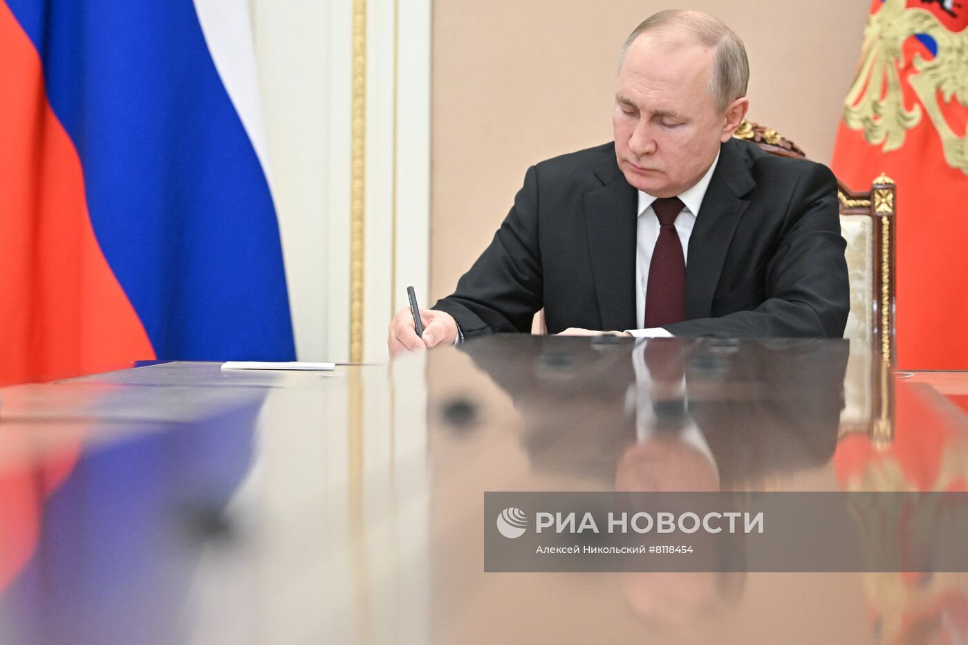 Президент РФ В. Путин провел совещание по экономическим вопросам